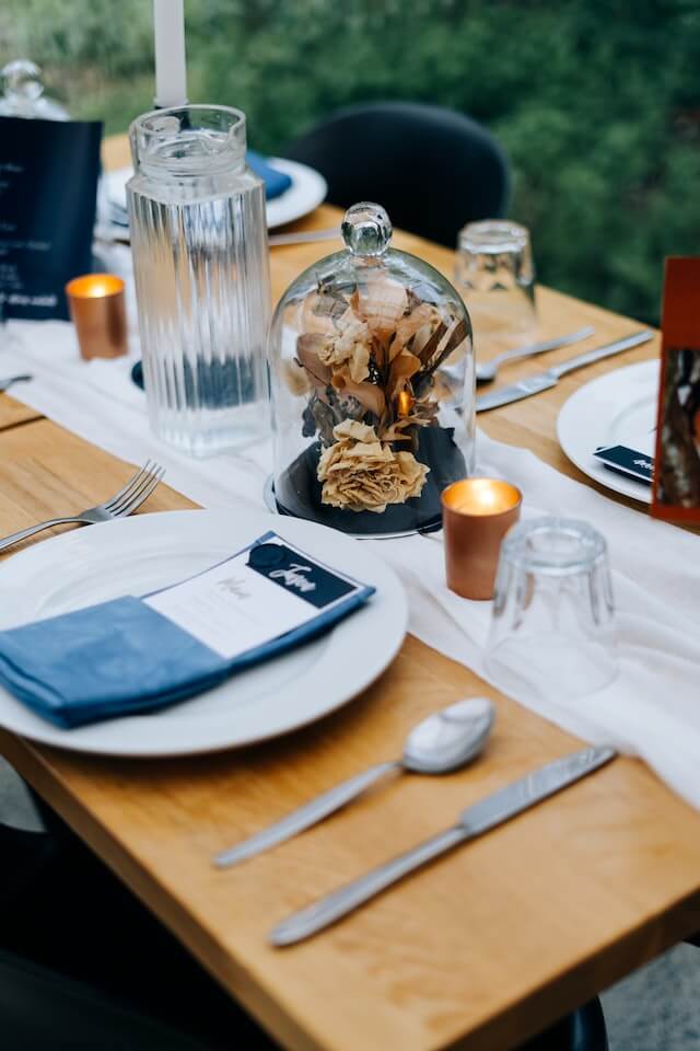 What Do You Put in Table Centerpieces at Weddings?